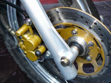 Bir motosiklet tekerleğinin disk freni ve kalibresi