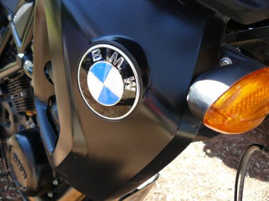 Siyah motosiklet üzerindeki BMW marka amblem.