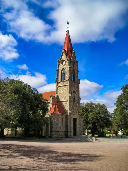 Iglesia Santa Rosa de Lima en la plaza de Tornquist