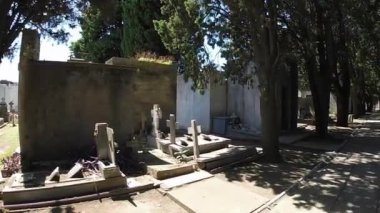 Malvinas Arjantin 'deki San Antonio de Padua halk mezarlığında kimsesiz mezarlar ve mahzenler.