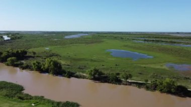 Buenos Aires 'in San Nicolas de los Arroyos şehrindeki Parana Nehri