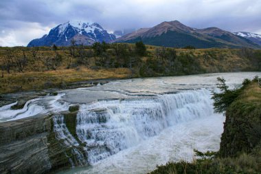 Şili 'de Paine Nehri Şelalesi Bulutlu bir günde