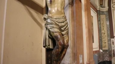 İsa 'nın sömürge heykeli Buenos Aires katedralinde çarmıha gerildi.
