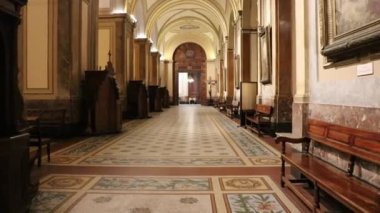 Buenos Aires katedralinin boş salonları
