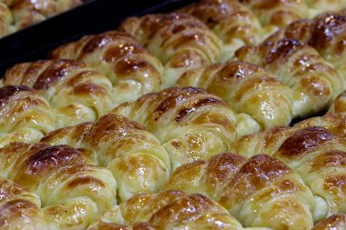 Taze tereyağlı kruvasan.