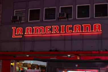 Avenida Corrientes Buenos Aires 'teki La Americana pizza restoranının neon işareti.