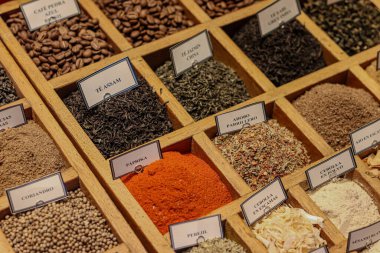 Kare bölümlü ahşap bir ekranda egzotik baharatlar ve baharatlar.