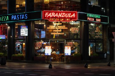 Geceleri Avenida Corrientes 'teki geleneksel Buenos Aires restoranının önünde.