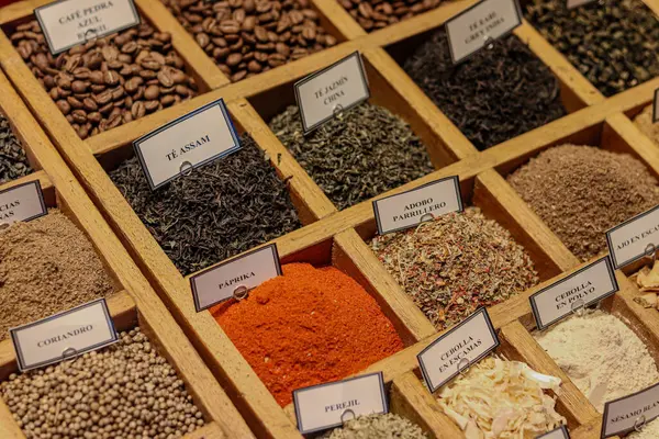 Kare bölümlü ahşap bir ekranda egzotik baharatlar ve baharatlar.