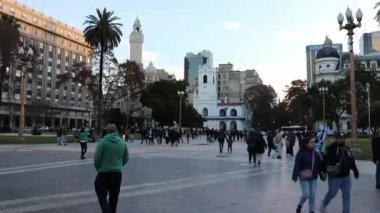 Buenos Aires 'teki Plaza de Mayo tarihi ve sömürgeci belediye binasını ziyaret eden turistlerle dolu.
