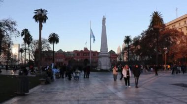 Buenos Aires 'teki Plaza de Mayo' da yumuşak kış güneşi. Pembe hükümet binasının manzarası ve turistlerle dolu.