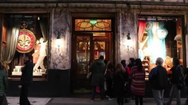 Buenos Aires 'teki geleneksel Kafe La İdeal' e girmek için kuyruğa giren turistler