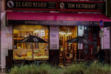 Geceleri Buenos Aires 'teki Corrientes Caddesi' ndeki El Gato Zenci Kafe 'nin önünde.