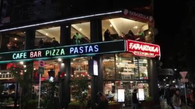 Corrientes Bulvarı 'ndaki ünlü restoran La Farandula' nın köşesinde.