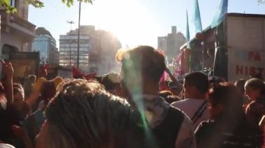 Birçok insan Buenos Aires 'te gün ışığına karşı gay onur gününü kutluyor.