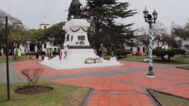 Plaza Belediye Başkanı, Independence Meydanı. San Martin anıtı ve çocuklar bulutlu bir günde merdivenlerde oynuyorlar.