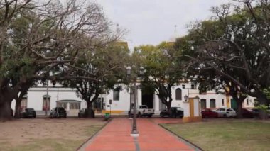 Chascomus şehrindeki Bağımsızlık Meydanı ve bulutlu bir kış gününde arka plandaki kilise.