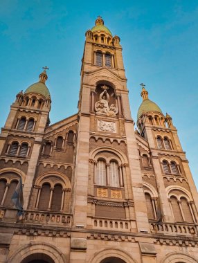 Buenos Aires 'in Emekli Mahallesi' ndeki Kutsal Ayin Kilisesi 'nin önünde.