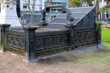 Plaza del Congreso 'daki Buenos Aires' in merkez istasyonunun terk edilmiş metal yapısı.