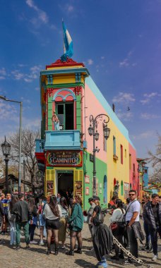 La Boca mahallesinin sembolik köşesi ve balkonunda Dünya Kupası 'nı elinde tutan Messi heykeli.