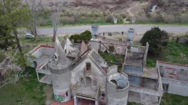 Chascomus 'taki Dostluk Krallığı' nın harabeleri ve çökmüş çatıları.