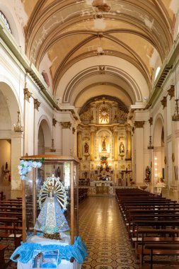 Zarate, Buenos Aires 'teki Carmen Kilisesi' nin sunağı ve Lujan Bakiresi 'nin heykeli.