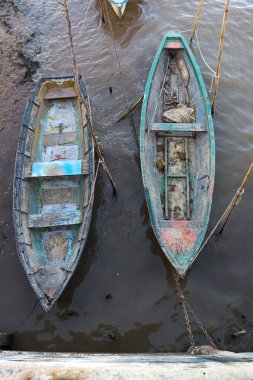 Gün batımında Buenos Aires 'teki Zarate şehrinin rıhtımında halatla bağlanmış iki tekne.