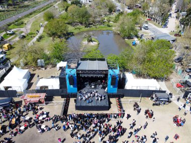 Ingeniero Maschwitz 'teki Warmichella yaşam tarzı partisine ve şehrin kuruluş yıldönümüne yaklaşan insanlar.