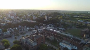 Zarate şehrinde gün batımı ve gün batımı bir insansız hava aracıyla nehir kıyısından