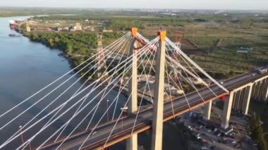 Zarate Köprüsü 'nün çelik kablolu sütunları ve yoğun kamyon ve araba trafiği.