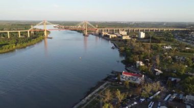 Zarate Brazo Largo Köprüsü kompleksi ve Buenos Aires 'teki turist rıhtımının panoramik manzarası
