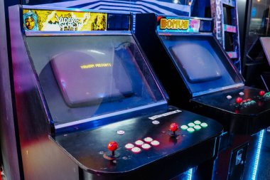 Buenos Aires 'teki Bond Street galerisinin koridorlarında atari oyunları