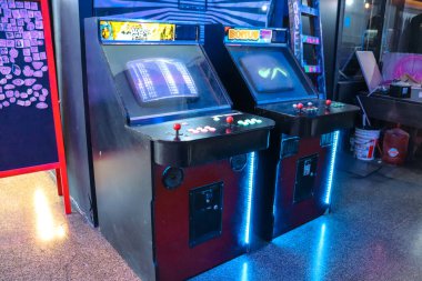 Buenos Aires 'in Bond Caddesi galerisindeki atari oyunlarında ağırlıklı olarak karanlık gecekondu tarzı neon ışıkları kullanılıyor.