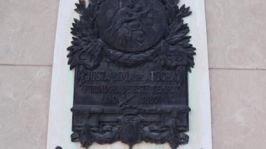 Justa Lima de Atucha 'nın 1880 tarihli bronz plaketi, Buenos Aires' in Zarate kentindeki Our Lady of Carmen kilisesinin kuruluşunu anmaktadır.