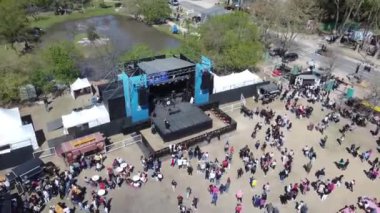 Sıcak hava aracı görüntüsü sosyal etkileşim kültürü ve yeşil alanlar gösteriyor. Canlı ve canlı bir kültürel etkinliği temsil etmek için ideal.