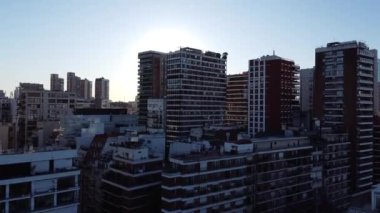 Arjantin, Palermo binaları arasında yükselen insansız hava aracı görüntüleri gün batımında sinematik bir görüntüyle güneş ışınlarını açığa çıkarıyor. Video, Buenos Aires 'teki canlı gayrimenkul işini vurguluyor..