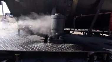Esquel 'deki eski La Trochita lokomotifinin buhar çıkışını kaydeden amatör el kamerasıyla çekilmiş bir video. Ardından istasyondaki lokomotifin geniş açılı görüntüsü..