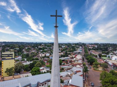 Padua Katedrali, Obera 'daki Aziz Anthony' nin tepesindeki haçın benzersiz insansız hava aracı görüntüsü. Mavi gökyüzü ve bulutlarla benzeri görülmemiş bir detay, maneviyat ve mimariyi yakalıyor..