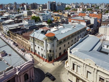 25 de Mayo Meydanı 'nın önündeki Corrientes Genel Muhasebe Ofisi' nin hava görüntüsü. Mimari ve tarihsel çevreyi yakalar.