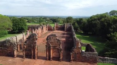 İHA videosu: yavaş yavaş San Ignacio, Misiones 'un ana portalını ortaya çıkarıyor. Mekanın görkemli girişini ve tarihsel özünü yakalar..