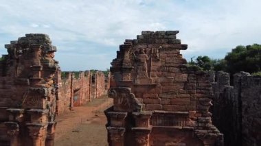 İHA videosu: San Ignacio, Misiones portalına oyulmuş meleğin detaylı görüntüleri. Sanatsal hassasiyeti ve taşın eşsiz dokusunu yakalar..
