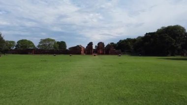 İHA videosu: San Ignacio Harabeleri, Misiones 'e doğru yükselen kaymak uçuşu. Mekanın mimari evrimini ve gizemini yakalar..