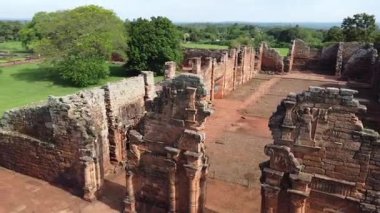 Yörüngesel çekim, San Ignacio, Misiones 'un portico sütunlarının simetrisini ortaya çıkarıyor. Cizvit mimarisinin eşsiz perspektifi.