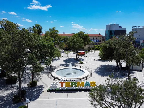 Termas de Rio Hondo 'nun kalbinin canlı bir şekilde ele geçirilmesi sembolik işaretini, zarif kumarhanesini, lüks otelini ve hareketli ana meydanı gösteriyor..