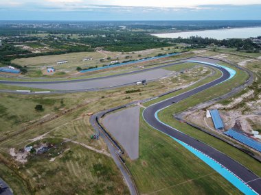 Termas de Rio Hondo Hipodromu barajda balık avlamakla birleşir ve çok yönlü bir turizm merkezi yaratır. Motor sporları ve doğa bir arada..