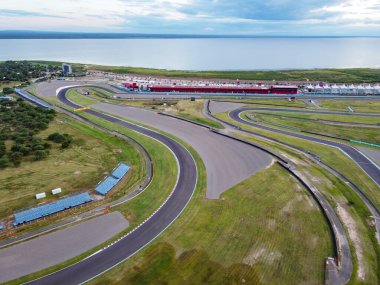 Termas de Rio Hondo kapsamlı bir turizm deneyimi sunuyor: MotoGP, muhtemel F1, termal rahatlama, barajda balık tutma ve lüks oteller. Arjantin 'de eşsiz bir yer.