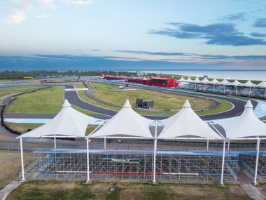 Termas de Rio Hondo Circuit 'in resmi, Formula 1' e ev sahipliği yapma potansiyeli olan dünya çapında bir sahne. Altyapısı ve motor tutkusu göze çarpıyor..