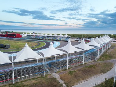 Termas de Rio Hondo Pisti 'nin manzarası, MotoGP' nin heyecanını ve termal sularının rahatlığını birleştiren eşsiz bir yer. Motor hayranları ve sağlık arayanlar için ideal.