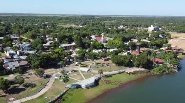 Arjantin ve Paraguay arasındaki doğal sınırın Paso de la Patria 'daki görkemli Parana Nehri tarafından ortaya çıkarılan muhteşem hava görüntüsü. Hem kıyıları hem de nehrin sınır ve su yolu olarak önemini takdir ediyorum..