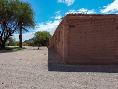 Anillaco, Fiambala, Catamarca 'daki Mayorazgo ve Our Lady of the Lady Kilisesi yakınlarındaki bir koloni kerpiç yapısının fotoğrafı. Andean 'ın sakin manzarasıyla çevrili